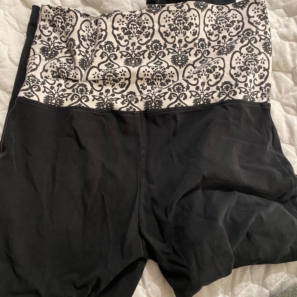 VS black yoga pants Capri